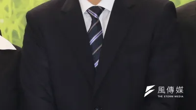 石岡反徵收聯合自救會不滿東勢-豐原生活圈快速道路環評結果,24日到台中市府前抗議,盼市府撤銷環評,民眾更以「鞋攻」林佳龍人形立牌以示不滿。(余志偉攝)