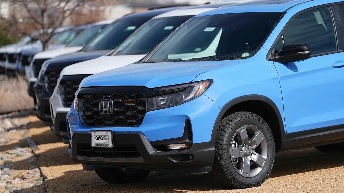 2025年3月23日、コロラド州ハイランドランチのホンダ販売店に展示されている未売の2025年型リッジライン・ピックアップ。(AP) 2025年3月23日、コロラド州ハイランドランチのホンダ販売店に展示されている未売の2025年型リッジライン・ピックアップ。(AP)