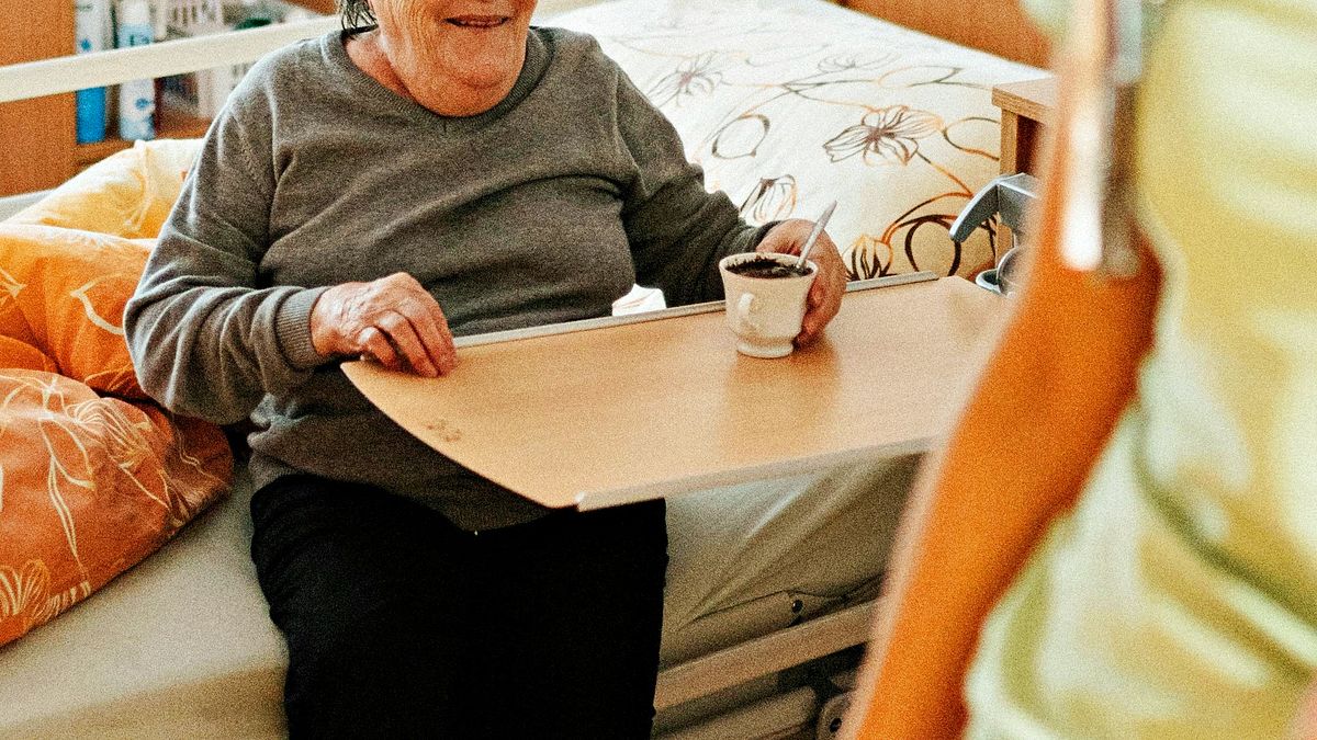 立法院表決通過就業服務法第46條修正案,開放80歲以上長者免除巴氏量表評估即可聘請外籍看護。(圖/取自免費圖庫pexels) 立法院表決通過就業服務法第46條修正案,開放80歲以上長者免除巴氏量表評估即可聘請外籍看護。(圖/取自免費圖庫pexels)