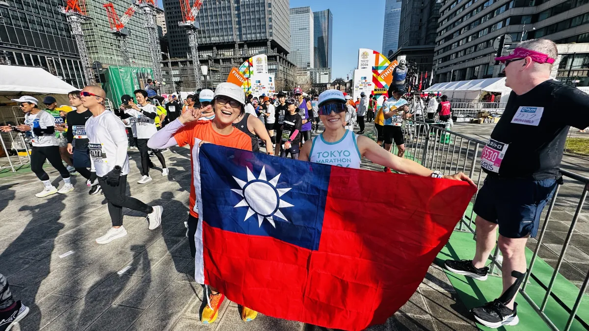 2026東京馬拉松 張雅惠和陪跑員柳妙貞通過終點後合影(作者提供)