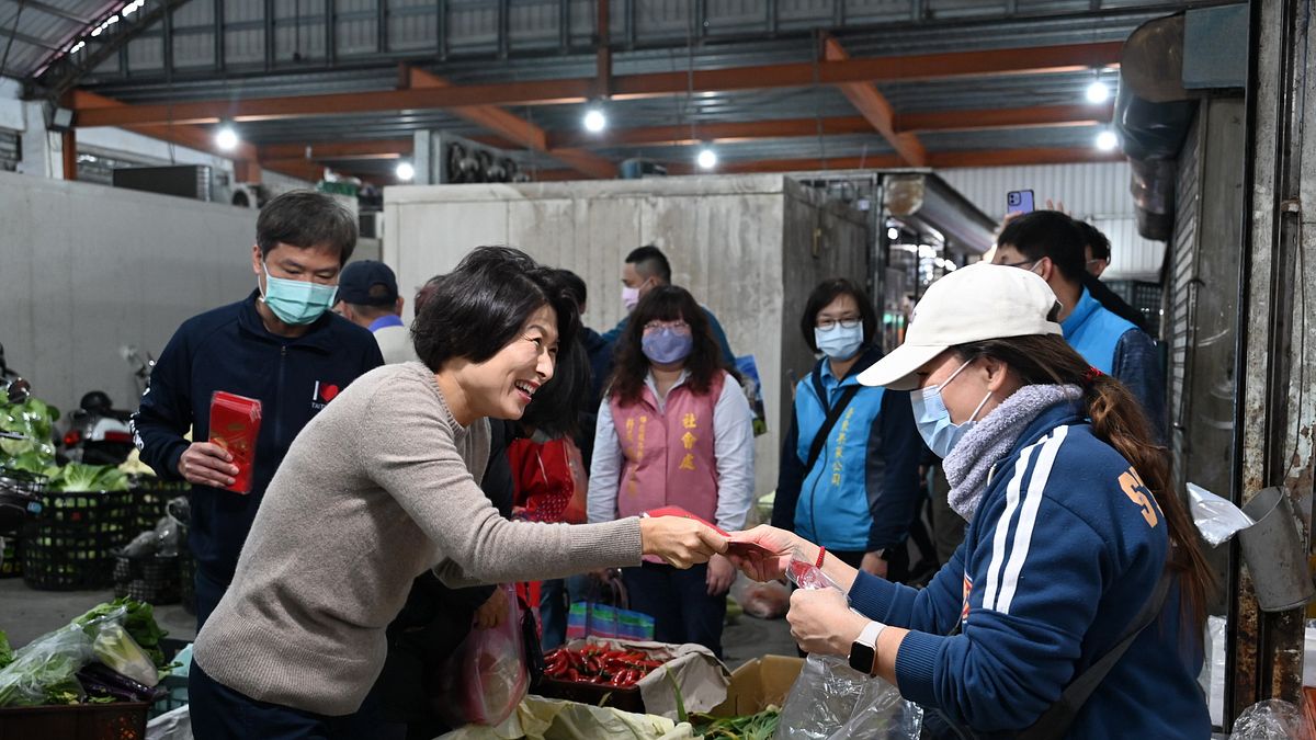臺東縣長饒慶鈴至果菜市場向民眾拜年。(圖/臺東縣政府國計處提供) 臺東縣長饒慶鈴至果菜市場向民眾拜年。(圖/臺東縣政府國計處提供)