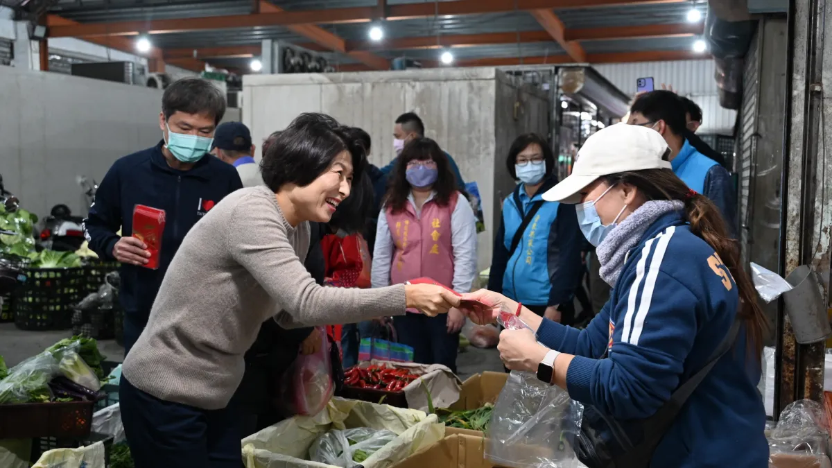 臺東縣長饒慶鈴至果菜市場向民眾拜年。(圖/臺東縣政府國計處提供)