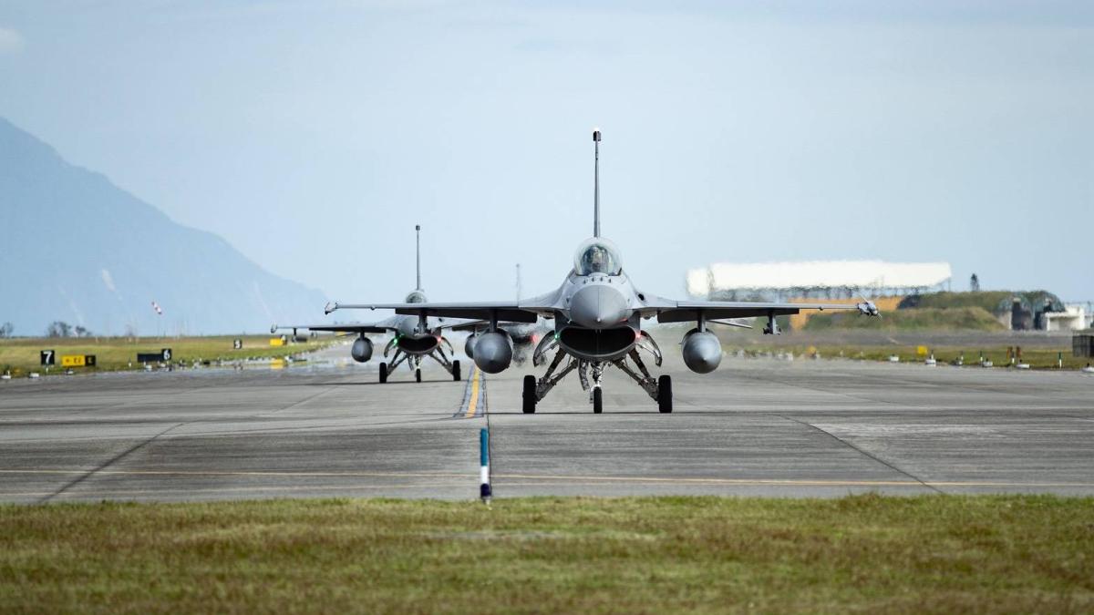 當烏軍用舊版F-16擊落俄羅斯原版殲-16 現代「體系作戰」中國軍F-16V優勢有多強大