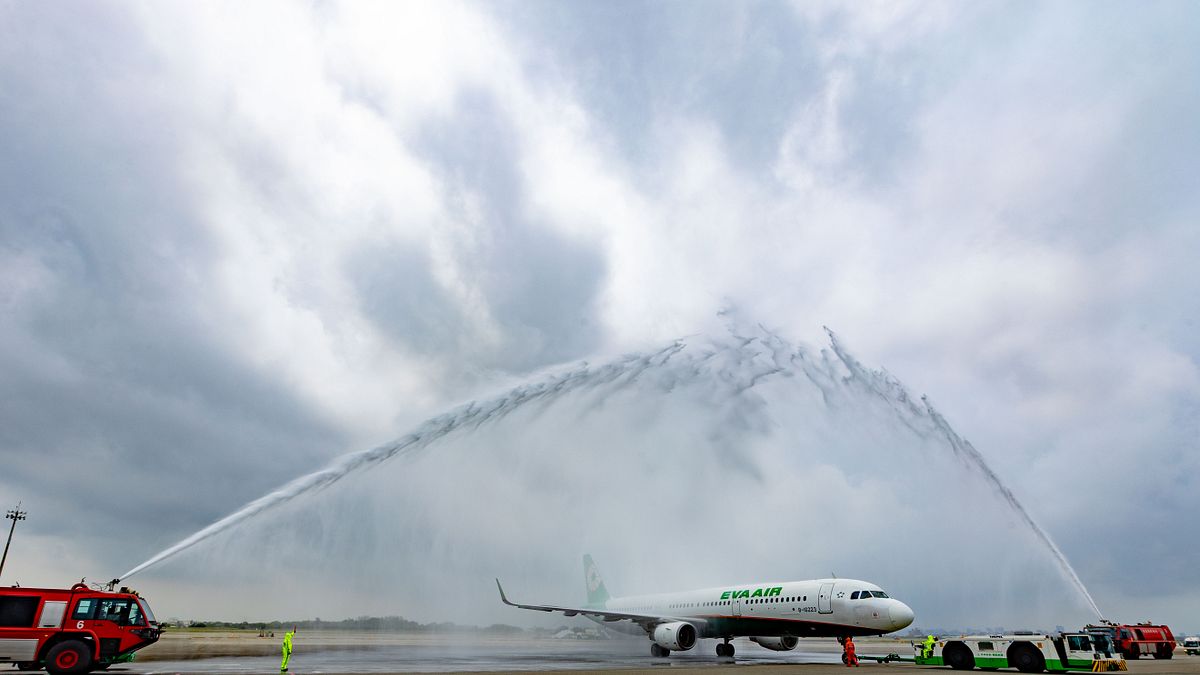 長榮航空18日開闢桃園至神戶航線,桃園機場安排灑水儀式歡送首航班旅客。(長榮航空提供) 長榮航空18日開闢桃園至神戶航線,桃園機場安排灑水儀式歡送首航班旅客。(長榮航空提供)