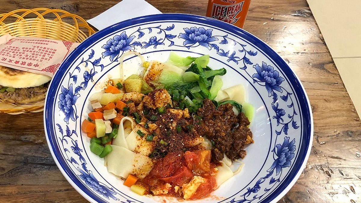 彈滑的Biang Biang麵,被大蒜、辣油、小蔥和胡椒包裹。(圖:二十張出版提供) 彈滑的Biang Biang麵,被大蒜、辣油、小蔥和胡椒包裹。(圖:二十張出版提供)