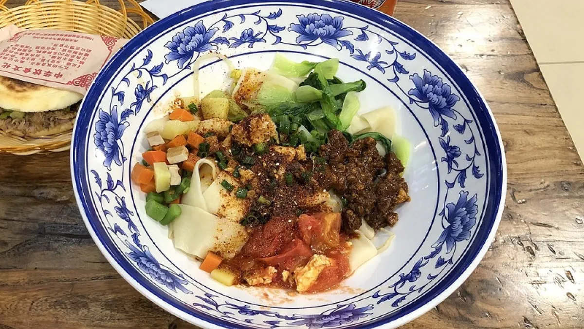 彈滑的Biang Biang麵,被大蒜、辣油、小蔥和胡椒包裹。(圖:二十張出版提供)