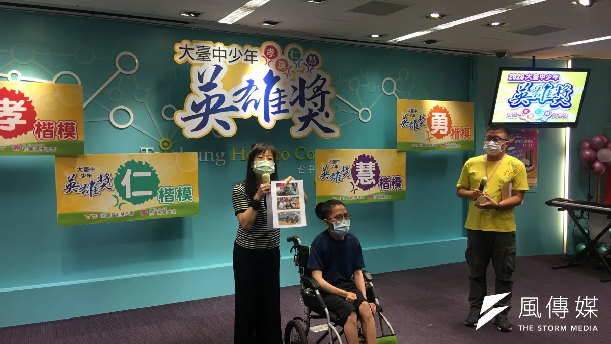 2017年獲得勇德金質獎的劉柏岑同學跟媽媽在大台中少年英雄獎選拔記者會現場分享。(圖/記者王秀禾攝)