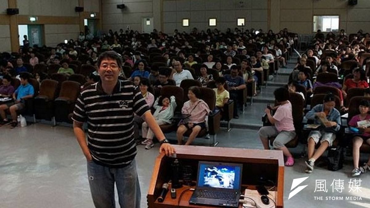 《看見台灣》導演齊柏林在台大演講時感嘆環保與經濟若找不到平衡點,受害的還是台灣環境。(取自齊柏林臉書) 《看見台灣》導演齊柏林在台大演講時感嘆環保與經濟若找不到平衡點,受害的還是台灣環境。(取自齊柏林臉書)