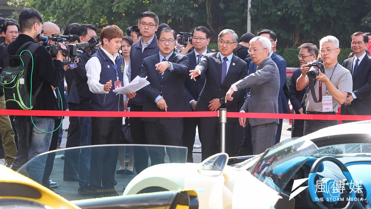 法務部長鄭銘謙(左三)、北檢檢察長王俊力(左四)、調查局長陳白立(右三)等人2日出席行政執行署台北分署「聯合打詐宣示暨(太子集團)名車拍賣會」。(資料照,顏麟宇攝)