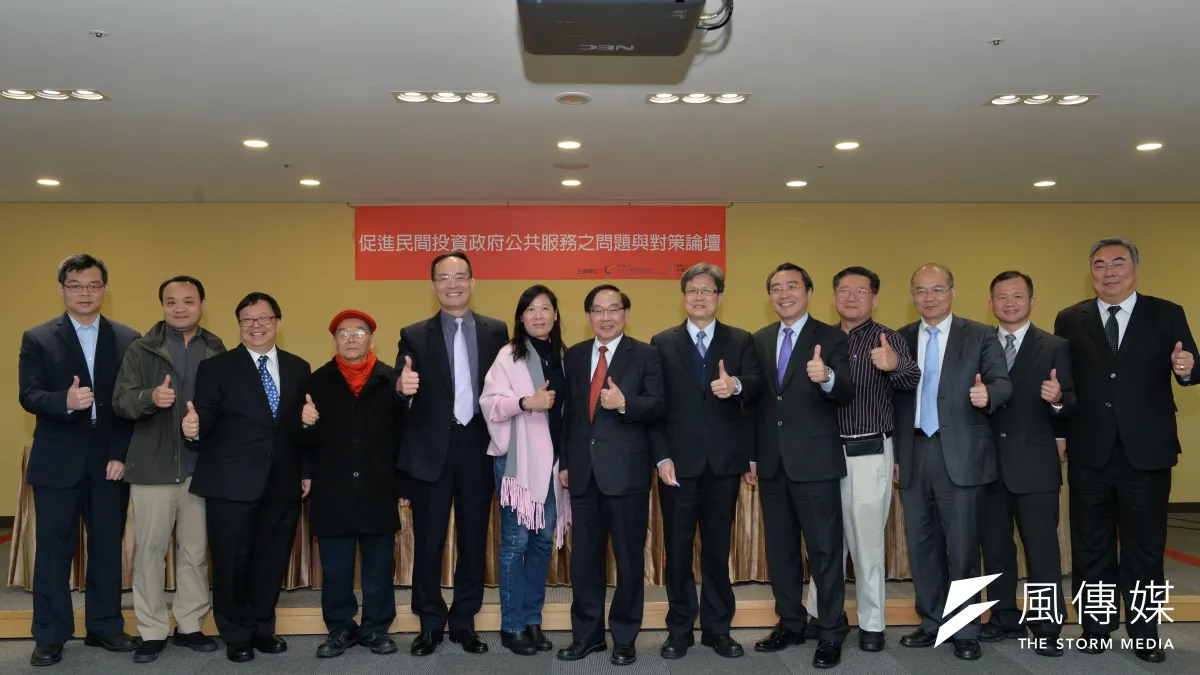 「促進民間投資政府公共服務之問題與對策」論壇中,桃捷董事長劉坤億指出,政府財政有限,民間實力無窮,如果態度或制度不夠健全,BOT永遠會在美麗跟哀愁之間擺盪。(甘岱民攝)