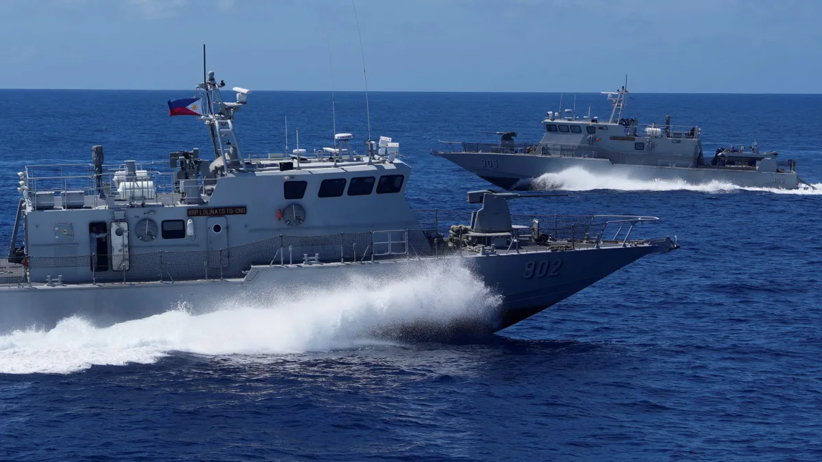 菲律賓海軍船艦進行例行演習。(美聯社)