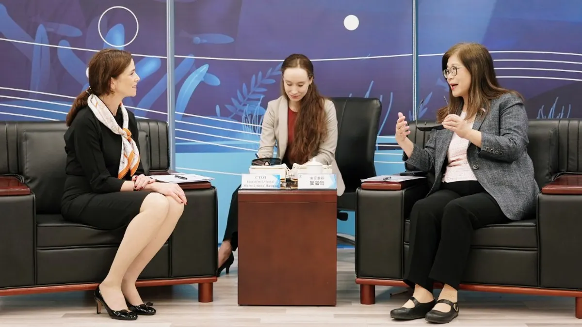 加拿大駐台北貿易辦事處代表何曼麗拜會海洋委員會主任委員管碧玲。(圖/海委會提供) 加拿大駐台北貿易辦事處代表何曼麗拜會海洋委員會主任委員管碧玲。(圖/海委會提供)