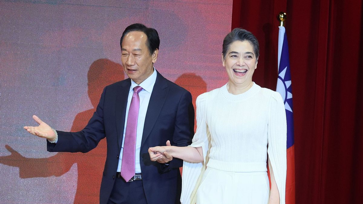 郭台銘找到他政治旅途上的洋娃娃搭擋賴佩霞,兩人會一路攜手登大位嗎?(柯承惠攝) 郭台銘找到他政治旅途上的洋娃娃搭擋賴佩霞,兩人會一路攜手登大位嗎?(柯承惠攝)