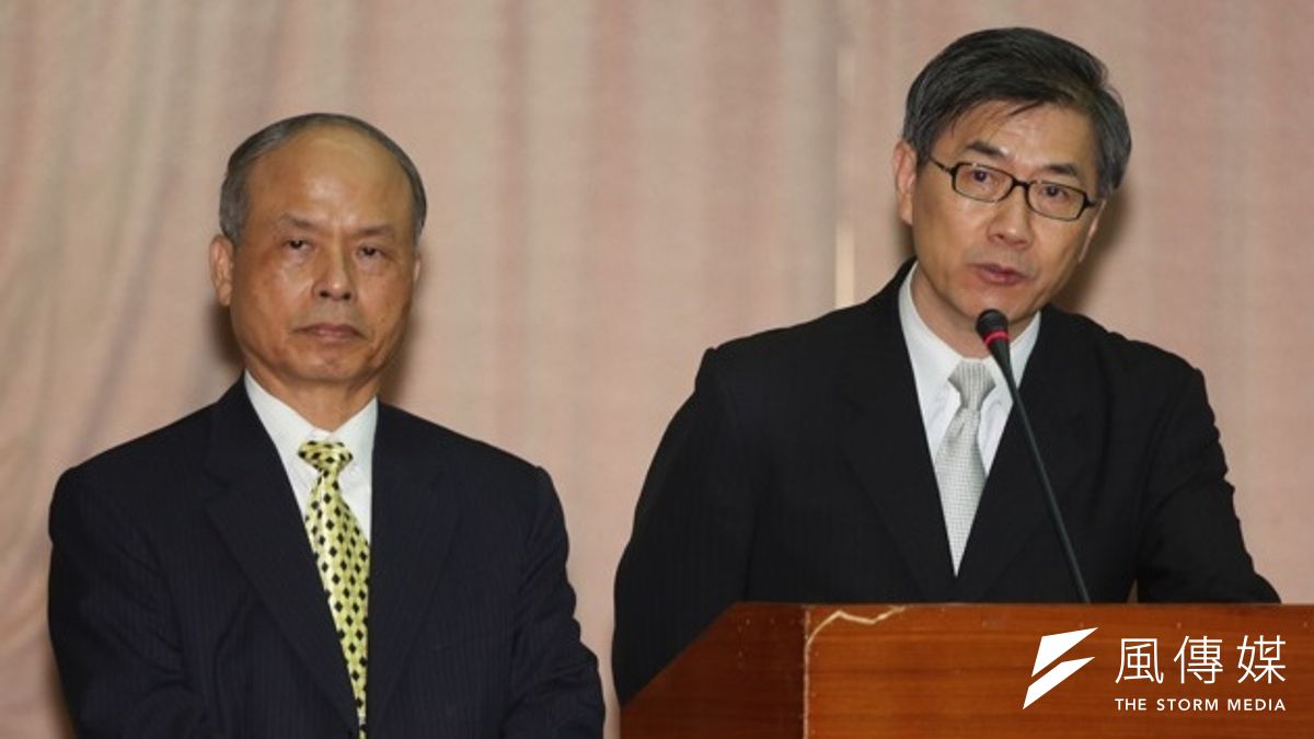 金管會副主委黃天牧(右)認為TDR已做了許多改革,但資金介入仍然重要問題,並同意李應元所說的會持續改革承銷商「球員兼裁判」的問題。(資料照片,余志偉攝) 金管會副主委黃天牧(右)認為TDR已做了許多改革,但資金介入仍然重要問題,並同意李應元所說的會持續改革承銷商「球員兼裁判」的問題。(資料照片,余志偉攝)