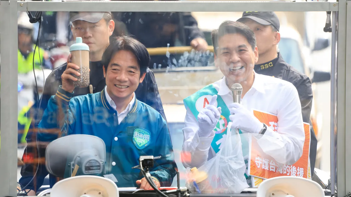 賴清德陪同立委候選人李柏毅車掃,李特別奉上全糖珍奶,賴清德見狀後更是開心收下。(圖/李柏毅競總提供)