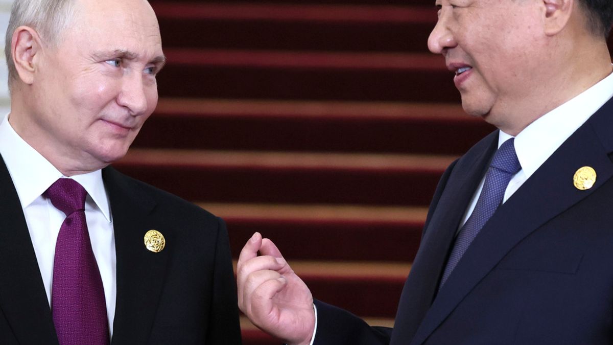 2023年10月17日,俄羅斯總統普京(左)和中國國家主席習近平在北京舉行的「一帶一路」論壇期間會晤。(美聯社) 2023年10月17日,俄羅斯總統普京(左)和中國國家主席習近平在北京舉行的「一帶一路」論壇期間會晤。(美聯社)