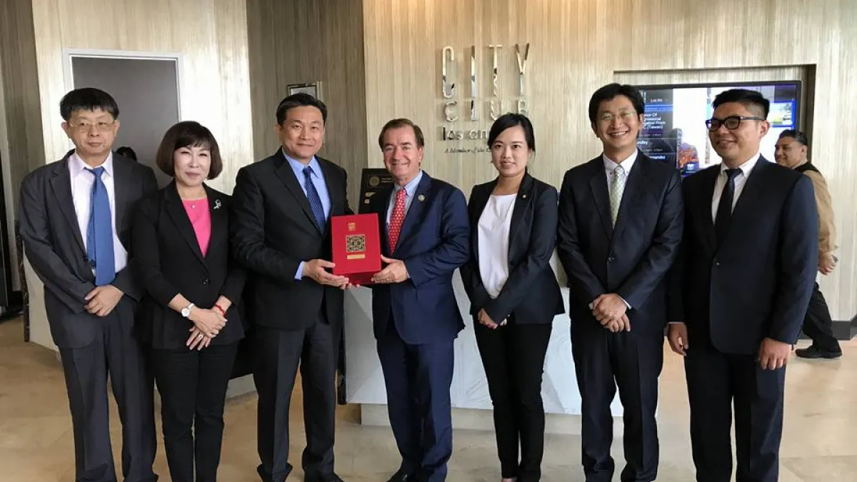 立法院外交及國防委員會赴美參訪,一行人與美國眾議員羅伊斯(Ed Royce)合影,會中談及台灣參加國際組織、營救李明哲等議題。(取自蔡適應臉書)