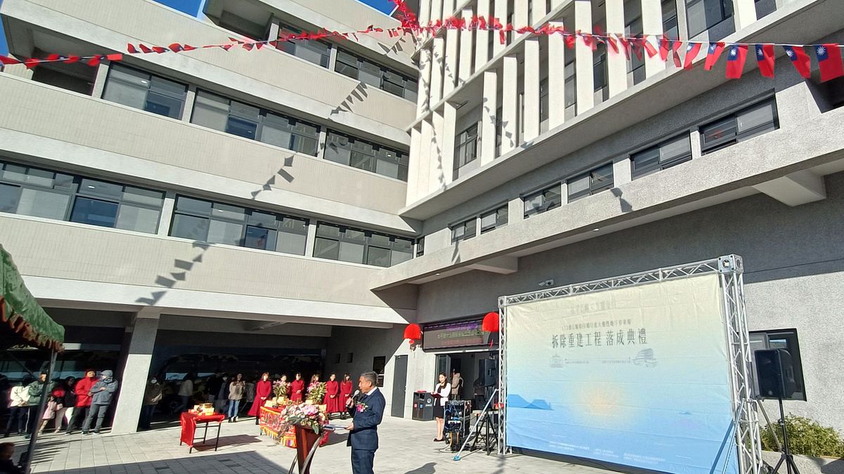 東引鄉新建聯合辦公大樓設計新穎,配合在地的地形特色,融為一體。(圖/張上耕攝) 東引鄉新建聯合辦公大樓設計新穎,配合在地的地形特色,融為一體。(圖/張上耕攝)