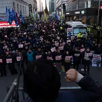2024年12月6日、韓国のデモ参加者が前大統領尹錫悦氏が所属する「国民の力党」の本部前で抗議を行った。(AP通信) 2024年12月6日、韓国のデモ参加者が前大統領尹錫悦氏が所属する「国民の力党」の本部前で抗議を行った。(AP通信)