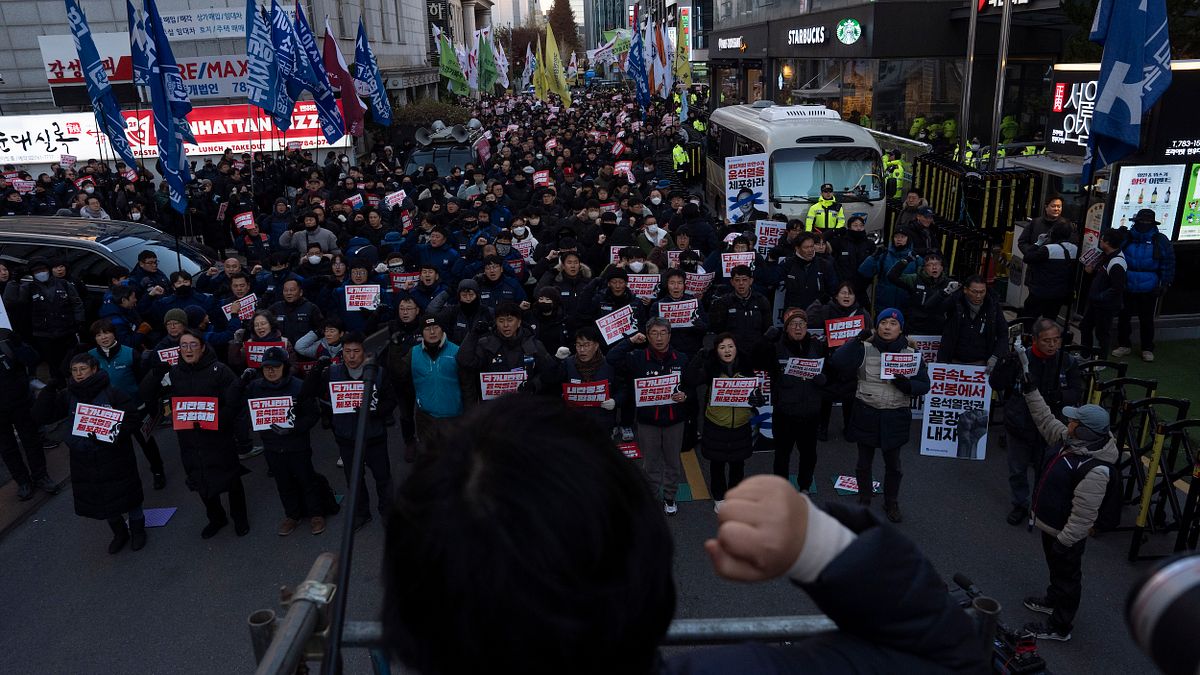 2024年12月6日、韓国のデモ参加者が前大統領尹錫悦氏が所属する「国民の力党」の本部前で抗議を行った。(AP通信) 2024年12月6日、韓国のデモ参加者が前大統領尹錫悦氏が所属する「国民の力党」の本部前で抗議を行った。(AP通信)