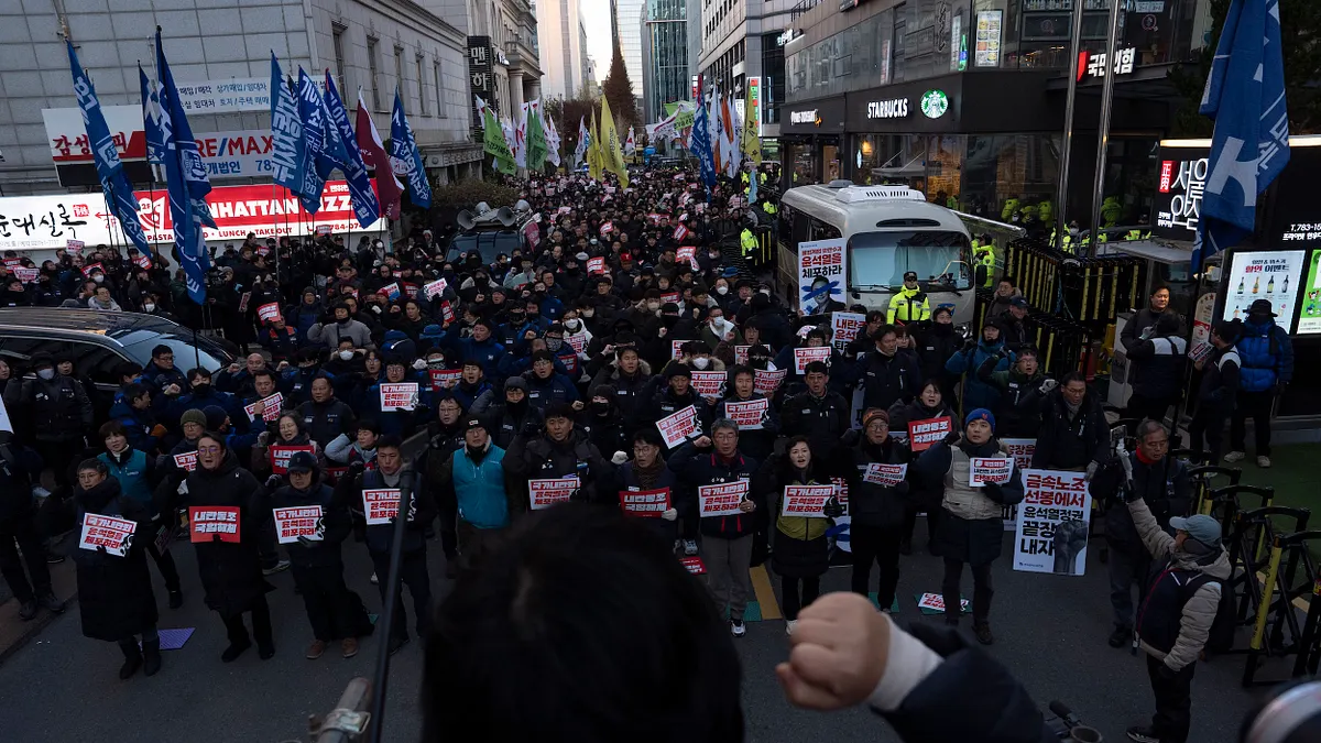 南韓總統尹錫悅一場流產戒嚴,卻引蛇出洞,讓台灣的民進黨陷入戒嚴的想像,圖為韓國民眾在國民力量黨總部外抗議。(美聯社)