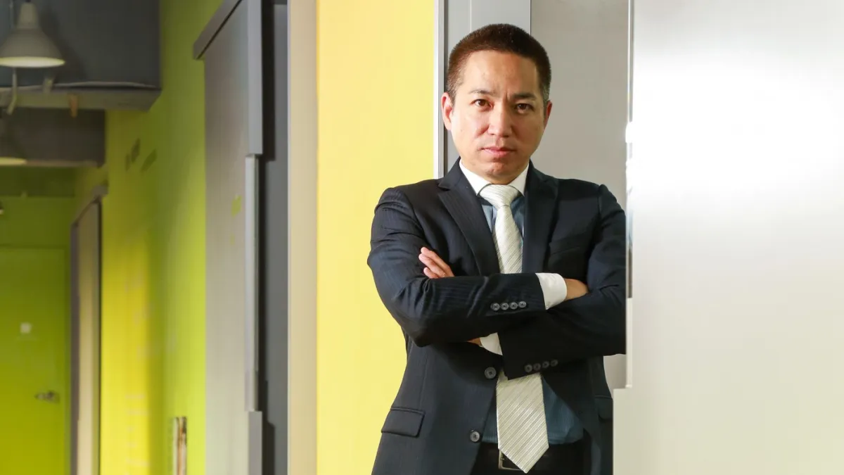 擁有「怪胎CEO」之稱的伊藤嘉明,是眾多知名企業積極網羅的經理人,曾多次為企業主力挽狂瀾、創造奇蹟。(圖/賀大新攝,經理人提供)