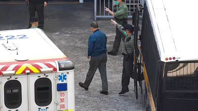 壹傳媒創辦人黎智英因涉嫌觸犯欺詐罪遭到收押、不准保釋。(美聯社資料照)