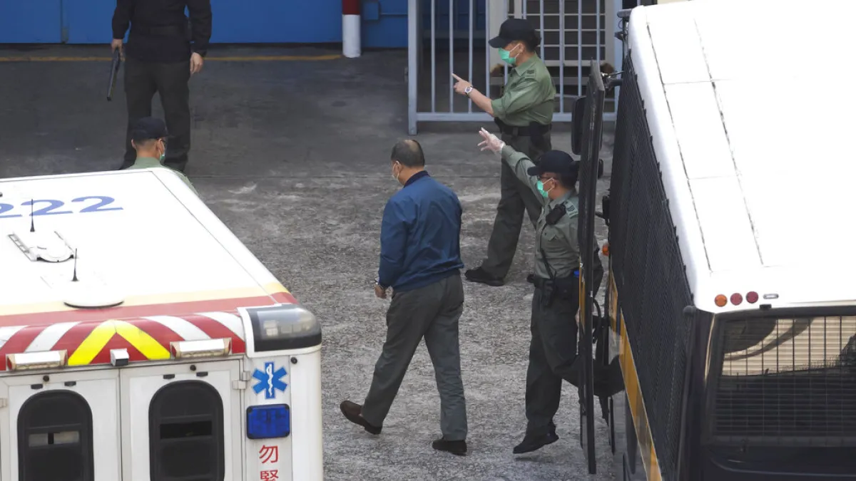 壹傳媒創辦人黎智英因涉嫌觸犯欺詐罪遭到收押、不准保釋。(美聯社資料照)