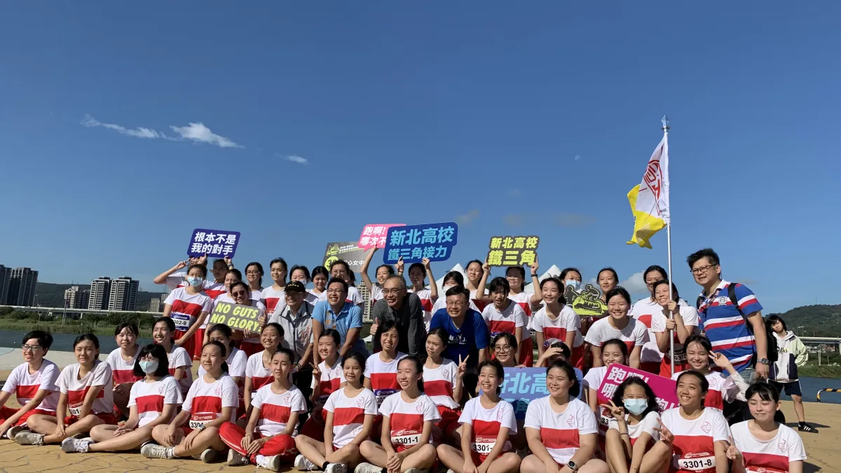 聖心女中獲最佳應援獎,副市長謝政達及教育局長張明文一起為學生加油打氣。(圖/新北市體育處提供)