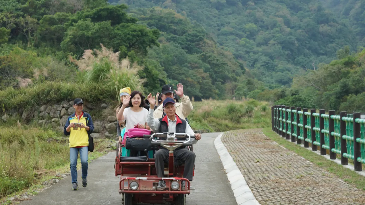 傳統的答答車,帶領民眾探訪自然美景生態。(圖/水土保持局提供)