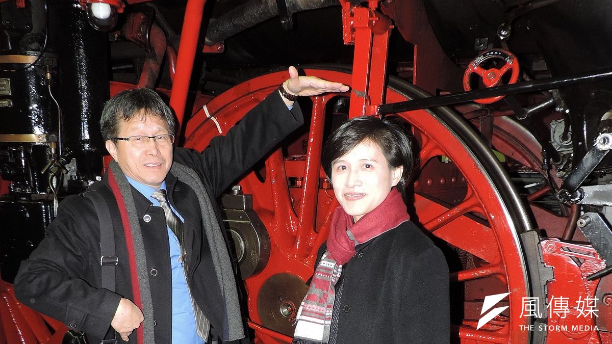 文化部長鄭麗君率團考察德國鐵路博物館及德國科技博物館,交流文史保存知識。圖為鄭麗君與與駐德代表謝志偉。(資料照,文化部提供) 文化部長鄭麗君率團考察德國鐵路博物館及德國科技博物館,交流文史保存知識。圖為鄭麗君與與駐德代表謝志偉。(資料照,文化部提供)