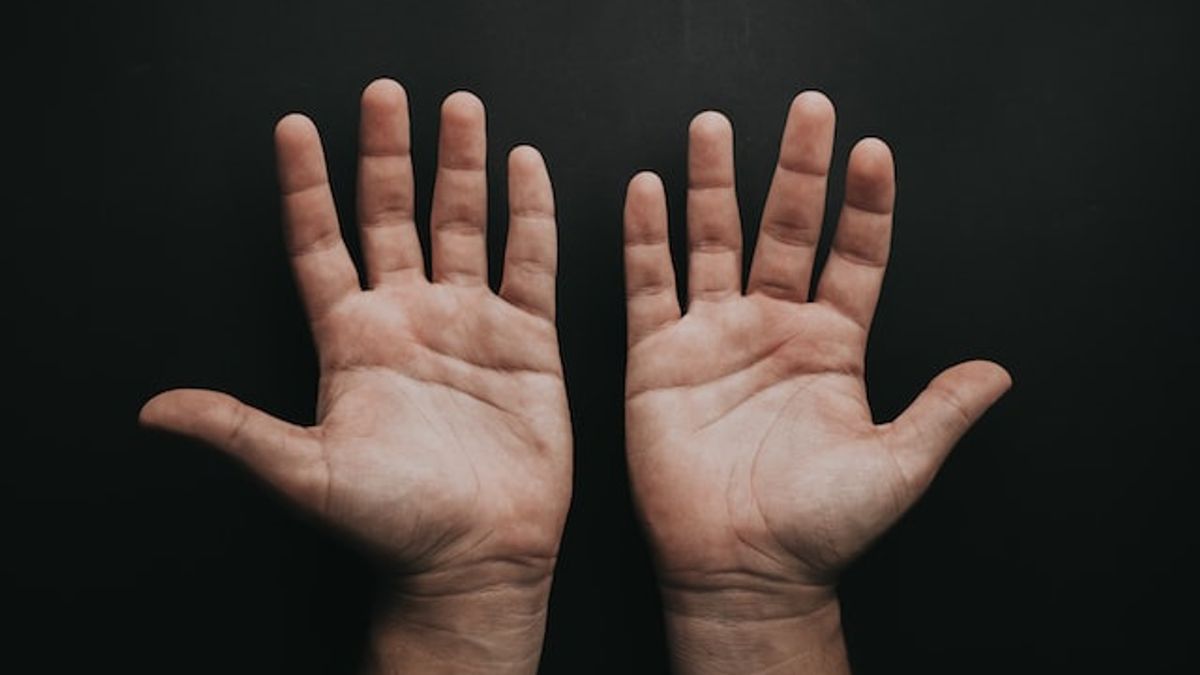 冬季是富貴手的好發季節,經常需要使用清潔劑或染料等刺激性物質的族群,更是飽受手部紅腫脫皮之苦。(示意圖/取自Unsplash) 冬季是富貴手的好發季節,經常需要使用清潔劑或染料等刺激性物質的族群,更是飽受手部紅腫脫皮之苦。(示意圖/取自Unsplash)