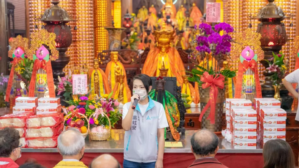 新竹市長高虹安上午出席宮廟慶典活動時接受媒體聯訪表示,昨天是她首次看到資策會的提告內容,覺得「太扯了」。(新竹市政府提供)