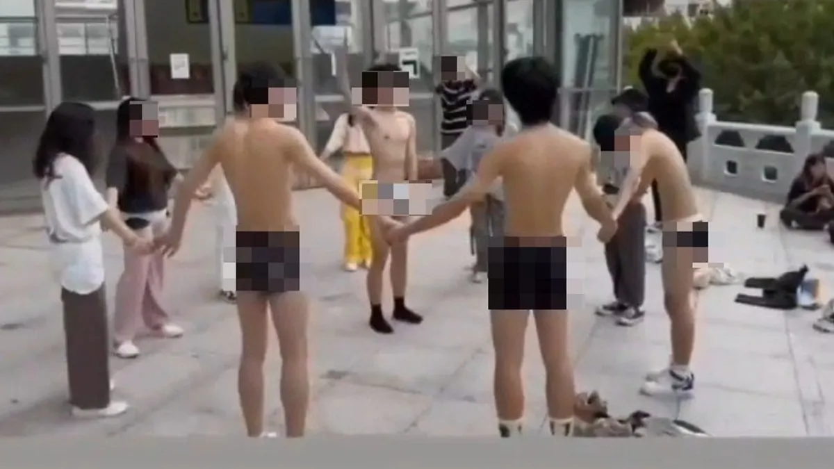 淡江大學熱舞社幹部聯誼活動竟脫到剩內褲。(圖/翻攝自記者爆料網) 淡江大學熱舞社幹部聯誼活動竟脫到剩內褲。(圖/翻攝自記者爆料網)