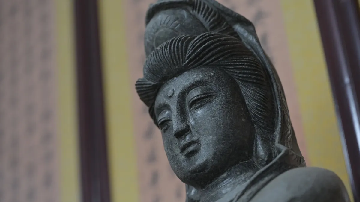 歷史悠久的百年觀音像,由日本雕刻師細緻打造。(圖/法藏寺提供)