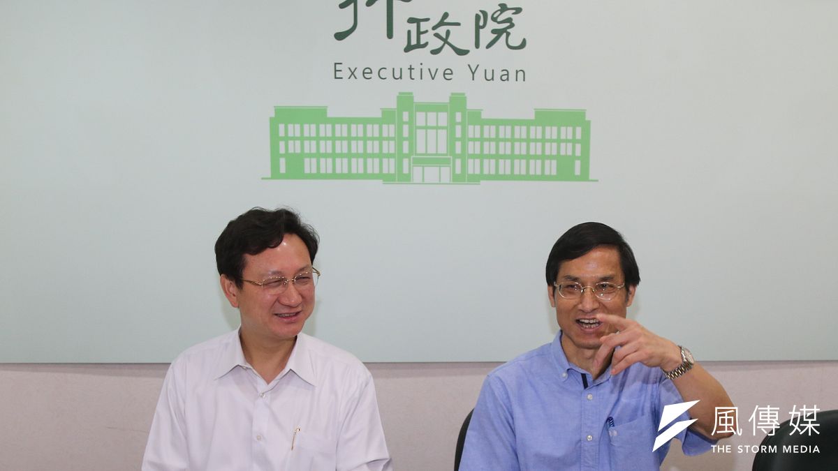 行政院年金改革辦公室成立,行政院年金改革辦公室成立,總統府年金改革委員會.副召集人兼執行長.林萬億.由發言人童振源陪同.出席記者會.(陳明仁攝20160608) 行政院年金改革辦公室成立,行政院年金改革辦公室成立,總統府年金改革委員會.副召集人兼執行長.林萬億.由發言人童振源陪同.出席記者會.(陳明仁攝20160608)