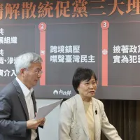 內政部日前舉行聲請中華統一促進黨違憲解散記者會,內政部長劉世芳(中)、警政署長張榮興(左)與宗教及禮制司長林振祿(右)等官員出席說明,回應媒體提問。(中央社) 內政部日前舉行聲請中華統一促進黨違憲解散記者會,內政部長劉世芳(中)、警政署長張榮興(左)與宗教及禮制司長林振祿(右)等官員出席說明,回應媒體提問。(中央社)