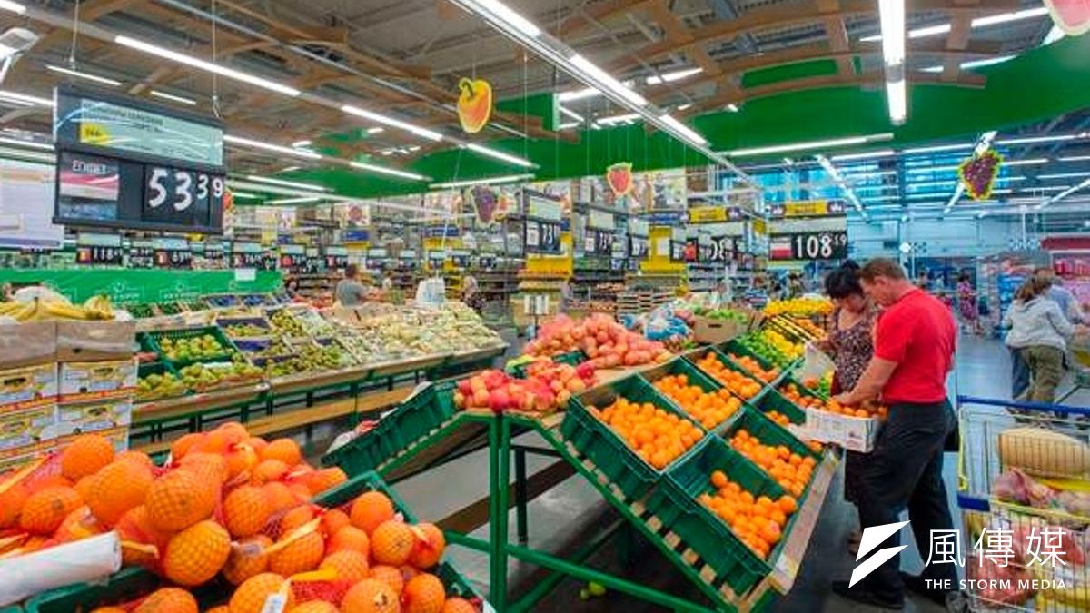 俄國新西伯利亞(Novosibirsk)一間超級市場中,顧客正在選購水果(美聯社) 俄國新西伯利亞(Novosibirsk)一間超級市場中,顧客正在選購水果(美聯社)