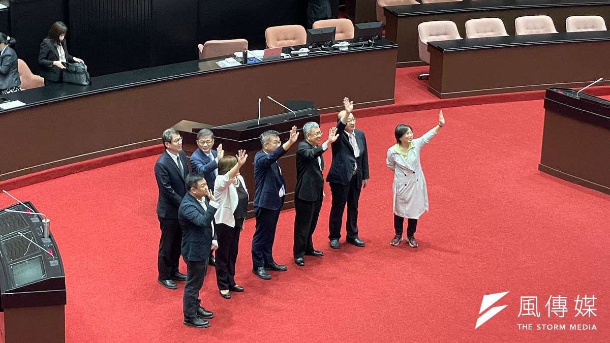 立法院第10屆第8會期施政總質詢7日落幕,行政院長陳建仁會後與民進黨團成員合照。(鍾秉哲攝) 立法院第10屆第8會期施政總質詢7日落幕,行政院長陳建仁會後與民進黨團成員合照。(鍾秉哲攝)