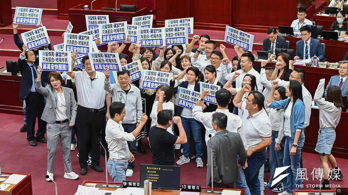 台北市議會5日舉行市長施政報告,民進黨團聚集到主席台前高喊「柯留爛尾,蔣當門神;只為藍白,唬爛市民」,一旁的國民黨議員則喊「市長加油」。(陳昱凱攝) 台北市議會5日舉行市長施政報告,民進黨團聚集到主席台前高喊「柯留爛尾,蔣當門神;只為藍白,唬爛市民」,一旁的國民黨議員則喊「市長加油」。(陳昱凱攝)
