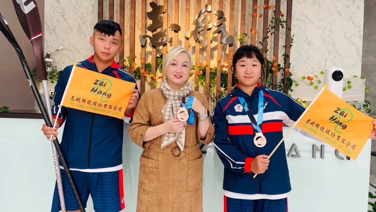 右起:選手張巧柔、志航科技林子玉董事長、選手李勤正。(圖/選手張巧柔提供)
