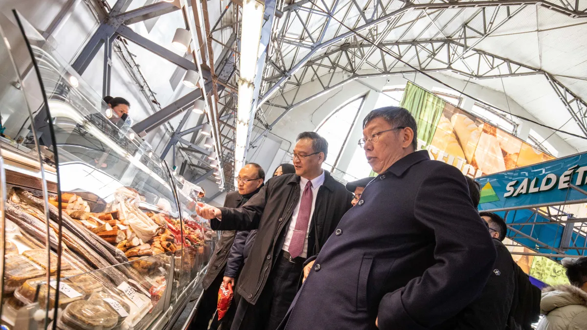 台北市長柯文哲(右)17日參訪里加中央市場,受訪時談及「罷韓」,柯表示,高雄市長韓國瑜應要用最短的時間去平順市民這段時間的反感。(台北市政府提供)