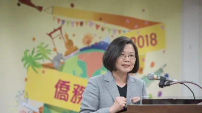 用「湯匙喝珍奶」成為熱門議題,總統蔡英文今說「湯匙不也可能是塑膠的嘛?」(資料照,翻攝「蔡英文 Tsai Ing-wen」臉書)