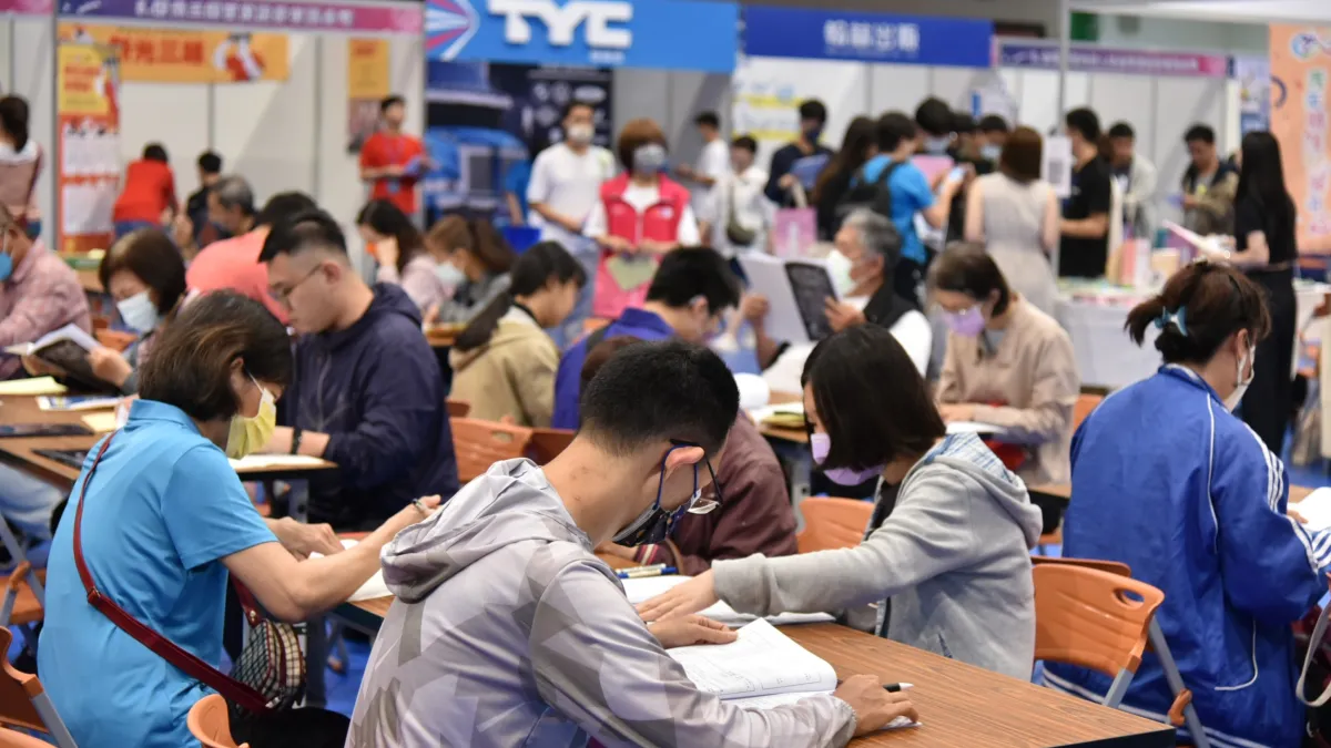 臺南就業中心今(30)日辦徵才活動,有28家廠商釋出超過1,400個工作機會,吸引民眾求職。(圖/勞動力發展署雲嘉南分署提供)