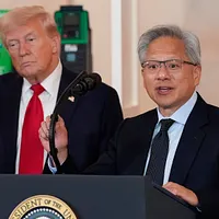 NvidiaのCEOジェンスン・ファン氏(右)とトランプ米大統領が並んで記者会見に臨む様子。(写真/AP通信) NvidiaのCEOジェンスン・ファン氏(右)とトランプ米大統領が並んで記者会見に臨む様子。(写真/AP通信)