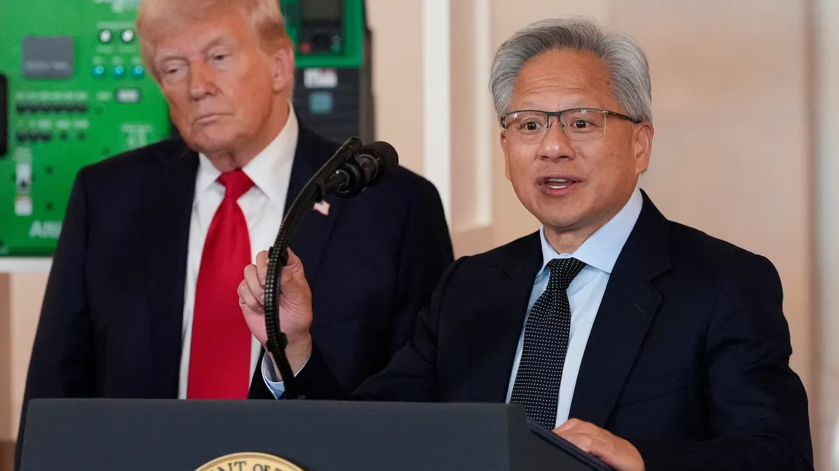 NvidiaのCEOジェンスン・ファン氏(右)とトランプ米大統領が並んで記者会見に臨む様子。(写真/AP通信) NvidiaのCEOジェンスン・ファン氏(右)とトランプ米大統領が並んで記者会見に臨む様子。(写真/AP通信)