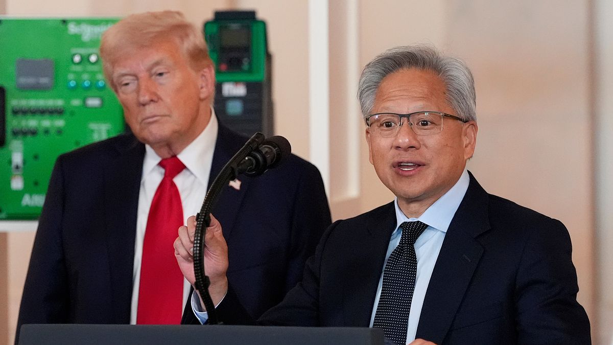 NvidiaのCEOジェンスン・ファン氏(右)とトランプ米大統領が並んで記者会見に臨む様子。(写真/AP通信) NvidiaのCEOジェンスン・ファン氏(右)とトランプ米大統領が並んで記者会見に臨む様子。(写真/AP通信)