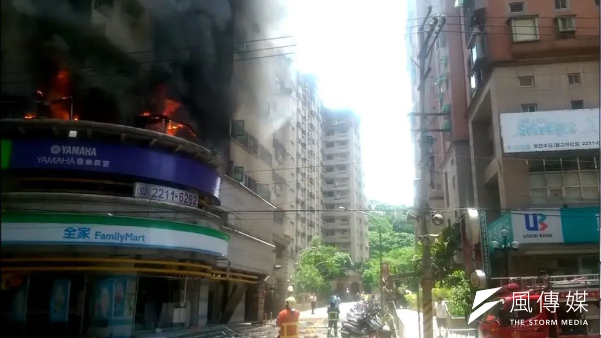 新店安康社區15日中午發生氣爆意外,13民眾受傷,1名孩童無生命跡象。(截自網路畫面)