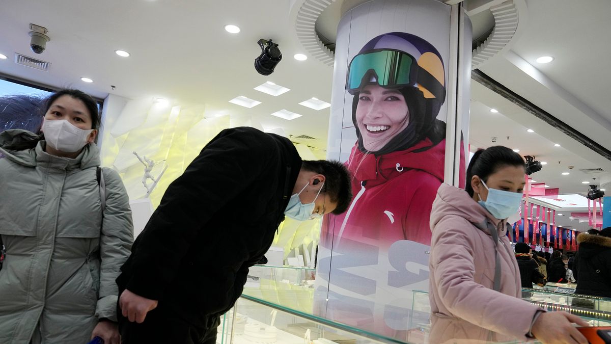 北京冬奧官方商品販賣區的谷愛凌廣告看板。(美聯社) 北京冬奧官方商品販賣區的谷愛凌廣告看板。(美聯社)