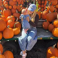 保守派女性のブラウンは投稿でこう述べた:「子どもを持つことは、私の人生で今のところ最大の冒険だ。悲観的な意見に影響されないで——赤ちゃんは私たちが得られる最大の祝福だ。」(Isabel Brown/Xより) 保守派女性のブラウンは投稿でこう述べた:「子どもを持つことは、私の人生で今のところ最大の冒険だ。悲観的な意見に影響されないで——赤ちゃんは私たちが得られる最大の祝福だ。」(Isabel Brown/Xより)